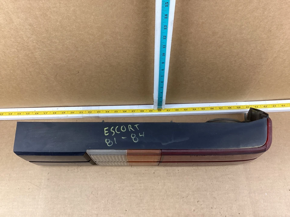 Luz trasera derecha pasajero Ford Escort 1981-1985 E2EB-13440-AB OEM Foto 3 de 4