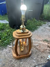 This vintage Don Ward table lamp features a r...