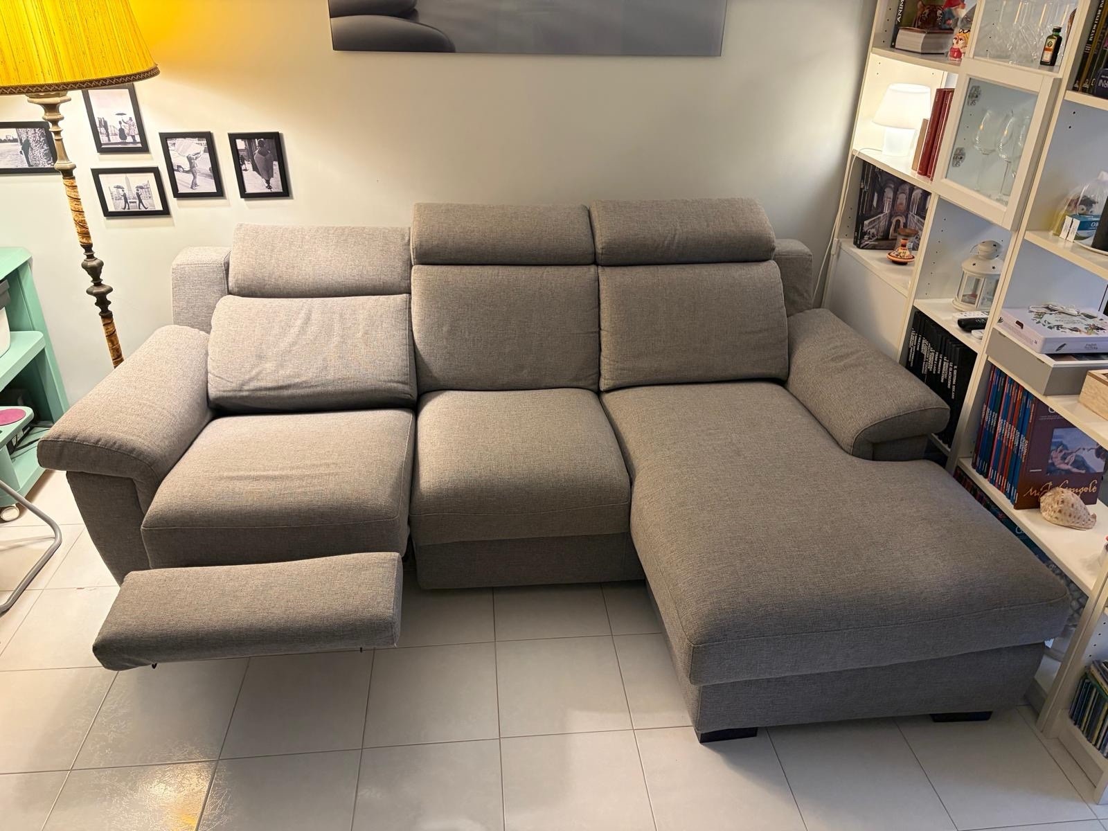 Divano in bianco berceto. 4 posti. Seduta lunga dx e 1 relax elettrico sx.
