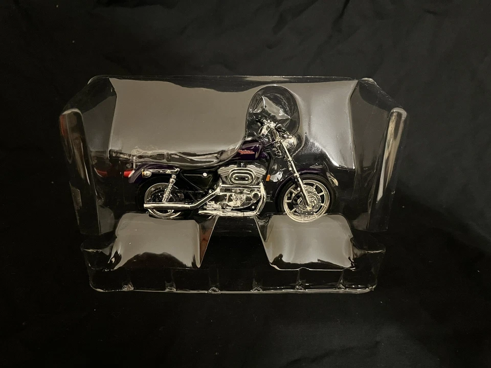 Harley Davidson Maisto 1:18 2000 XL 1200S Sportster 1200 personalizada, púrpura, usada Foto 2 de 4