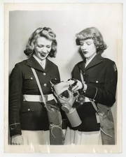 Cuerpo de Entrenamiento Auxiliar para Mujeres WATC Máscara de Gas de Guerra Femenina Segunda Guerra Mundial Waac Foto J15221