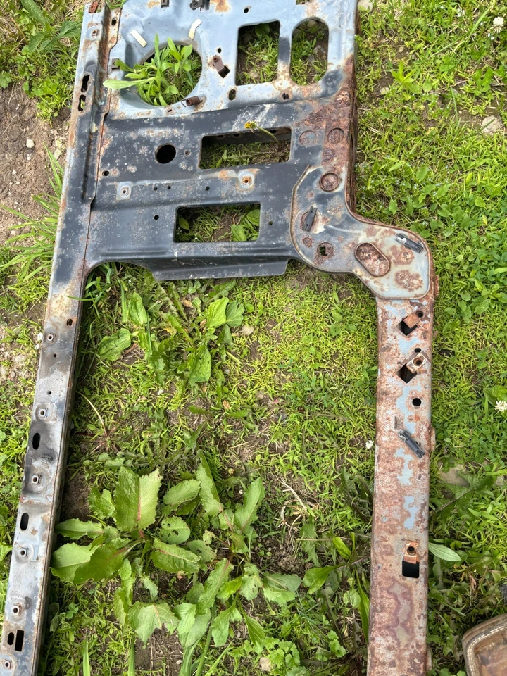 1980 81 82 83 1986 F100 F150 F250 F350 BRONCO RADIADOR SOPORTE PROYECTO NECESITA REPARACIÓN Foto 4 de 4