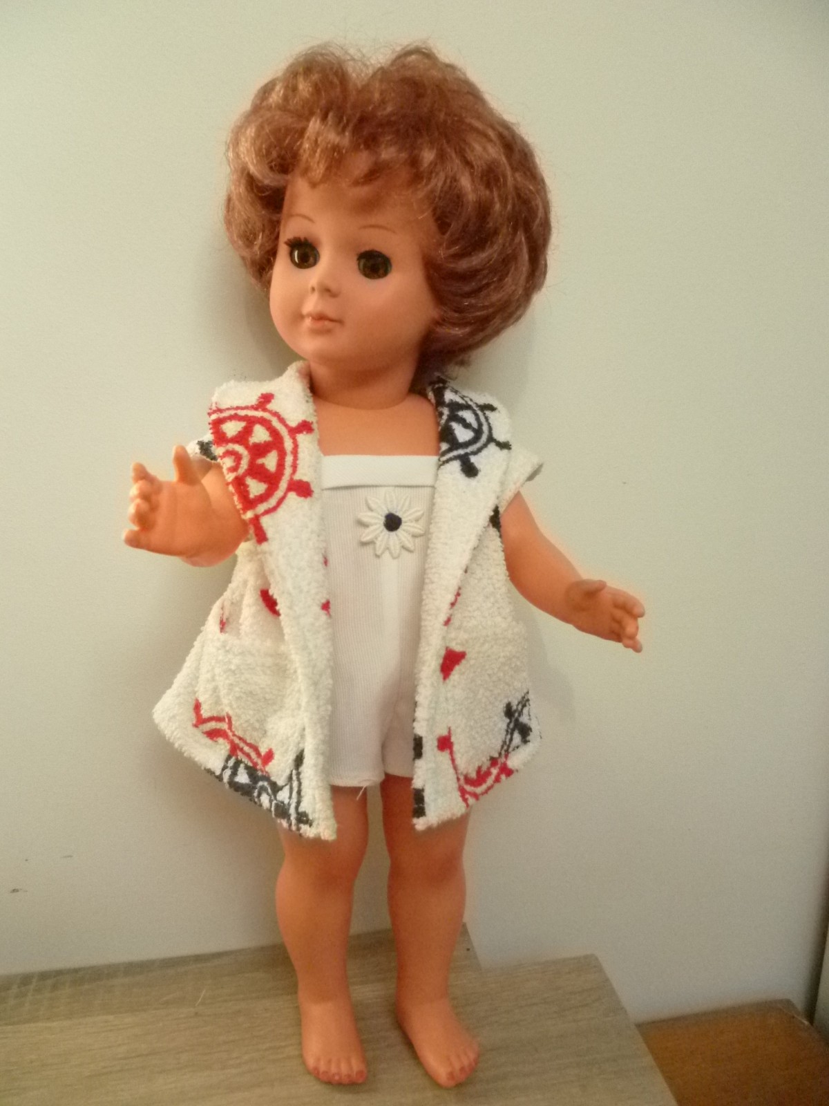 Poupée Modes et Travaux avec tenue de plage de juillet 1956 de collection en coton