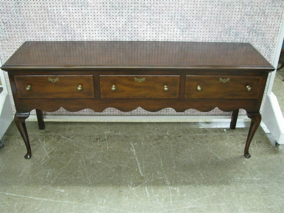 Aparador baixo Kittinger Colonial Williamsburg mogno Queen Anne; Estado perfeito CW148 - Imagem 2 de 4