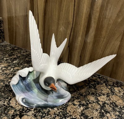 ROYAL CROWN DERBY SEESCHWALBE VOGEL AUF EINER WELLE