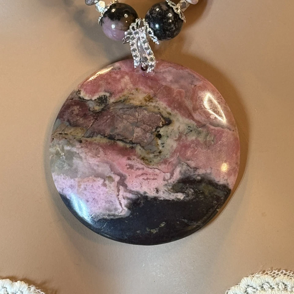 IMPRESIONANTE CONJUNTO DE COLLAR Y PENDIENTE COLGANTE DE RODONITA NATURAL EN PLATA DE LEY Foto 3 de 4