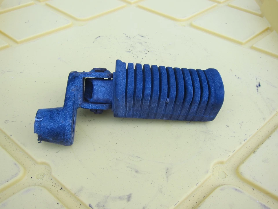 Kawasaki KZ440D 1981 OEM REPOSAPIÉS DELANTERO DERECHO CLAVIJA PASO A PASO Foto 3 de 4