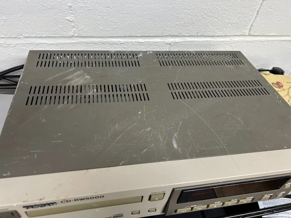 TASCAM CD-RW5000 Professional CD-R CD-RW Recorder - Image 3 of 4