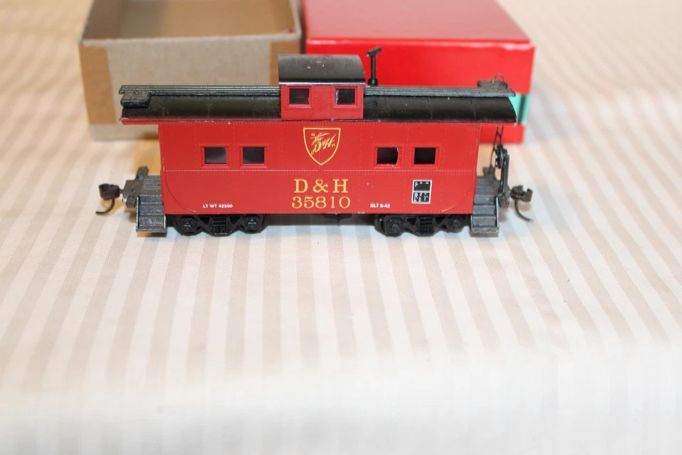 HO Scale Unbranded, Cupola Caboose, Delaware & Hudson, Red, #35810 Built - Image 2 of 4
