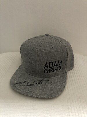 Adam Christodoulou signierte graue flache Kappe mit Druckknopflasche