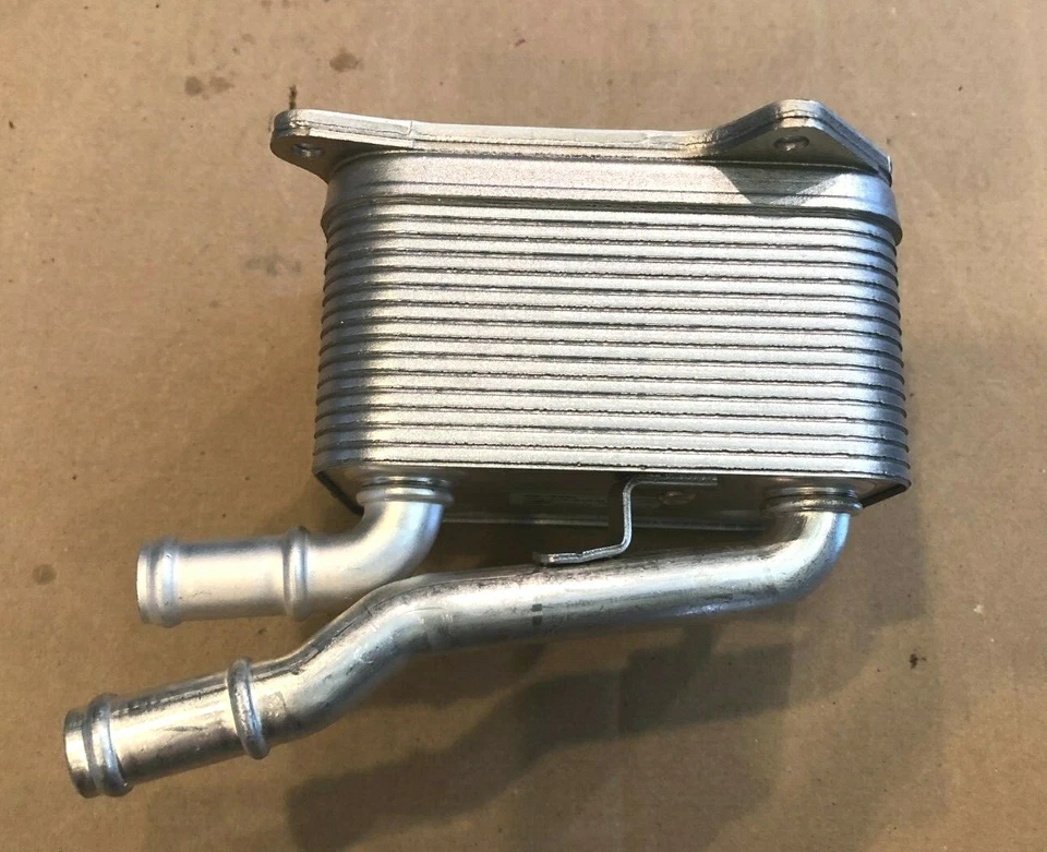 NUEVO ENFRIADOR DE ACEITE DE MOTOR AUDI A8 QUATTRO 2007-2010, 079117015B, ORIGINAL OEM Foto 2 de 4