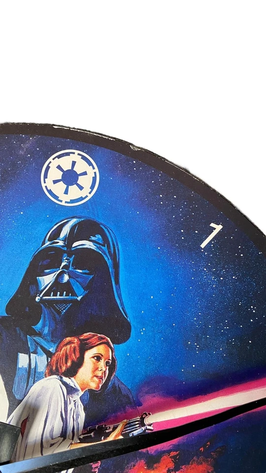 Reloj de Pared Madera Inalámbrico Star Wars 13" - COMO ESTÁ Mango Pequeño Suelto Foto 3 de 4