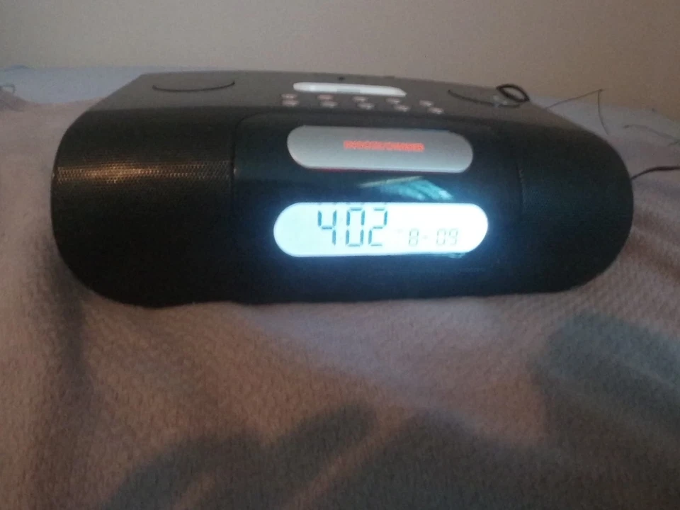 SALE! iLuv Clock Radio with iPod Dock i177BLK - Image 2 of 4