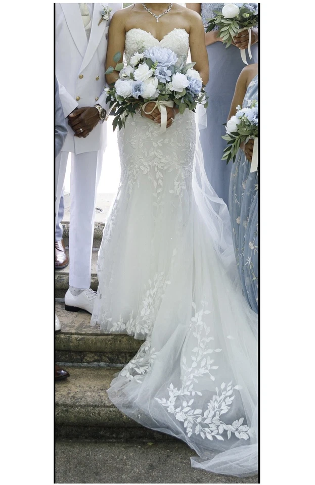 Vestido de novia Allure Bridals Y velo de tul brillante Foto 2 de 4