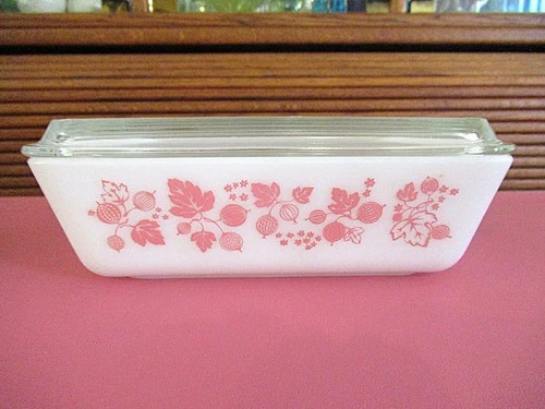 Vtg Pyrex  Pink on White Gooseberry 1   1/2 Qt.  Refrigerator Dish w/Lid 0503