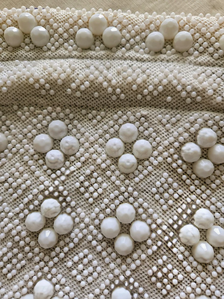 Bolsa de mão vintage década de 1960 reversível branca e azul com cordão de miçangas - Imagem 3 de 4