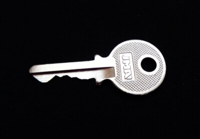 (1) SPARE KEY FOR ADVANCE I-MAX 34D WALK BEHIND SCRUBBERS, 20i