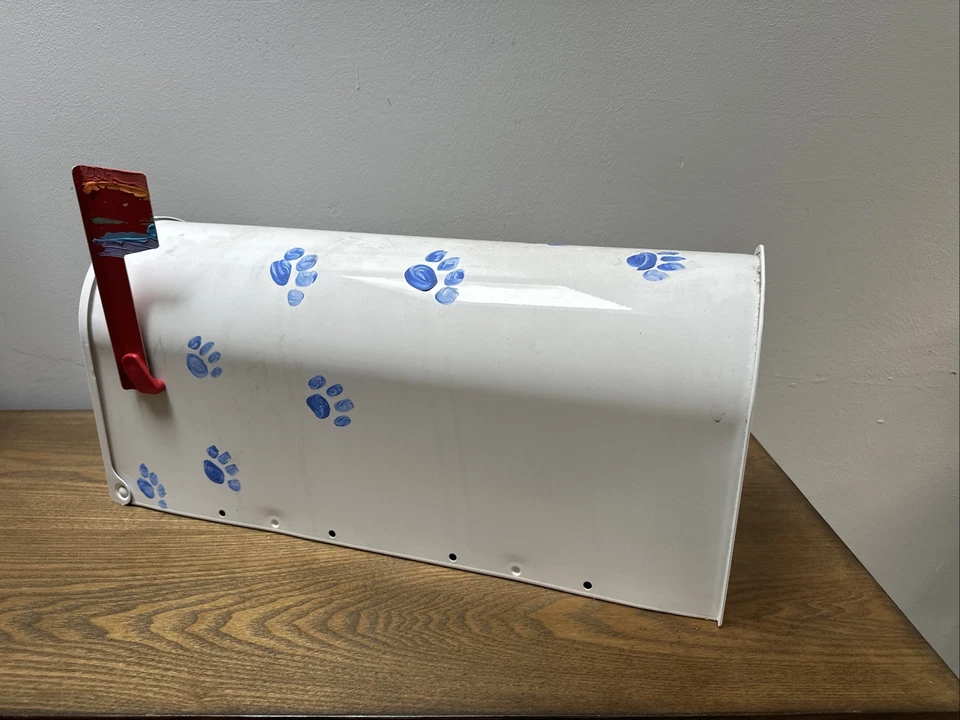 Buzón clásico blanco de acero USPS con impresiones de patas de perro de Solar group Foto 2 de 4