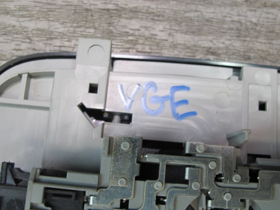 06-09 VW RABBIT GTI R32 LUZ DE LECTURA CÚPULA TRASERA NEGRA OEM Foto 2 de 4