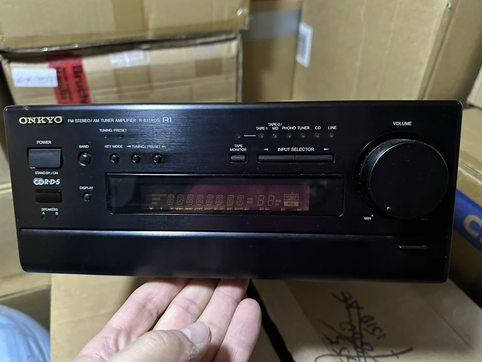 ONKYO  R-811RDS  STEREO-RECEIVER  mit Fernbedienung.