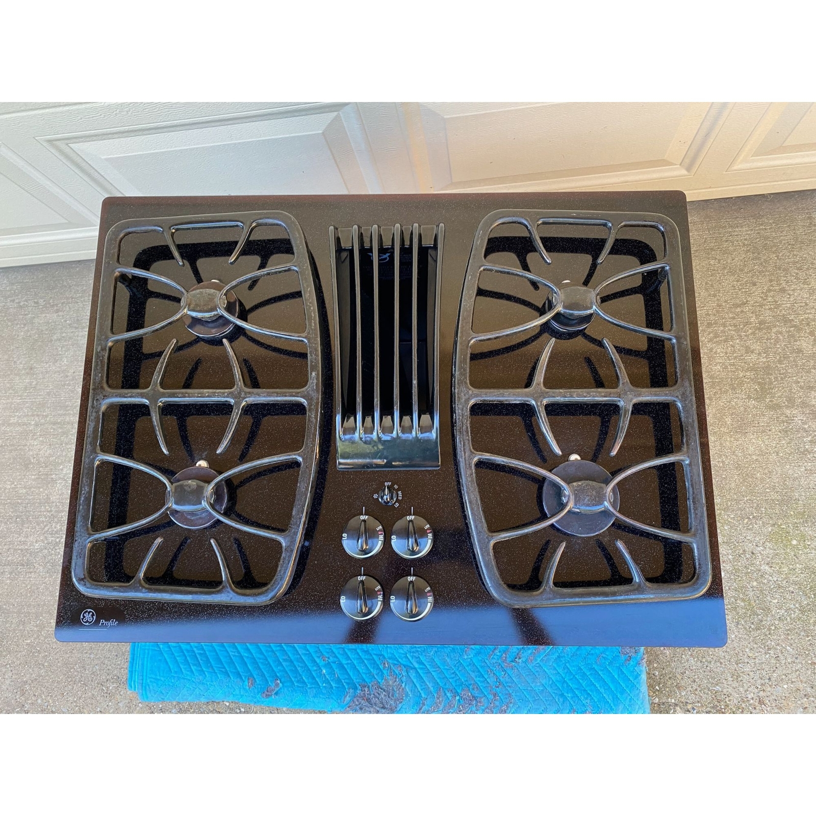 GE PROFILE 30" BLACK GLASS COOKTOP 4 GAS BURNERS DOWNDRAFT VENT FAN