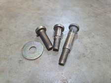 01-06 SECOND ROW SEATBELT HARDWARE Suburban Tahoe Escalade Yukon Denali