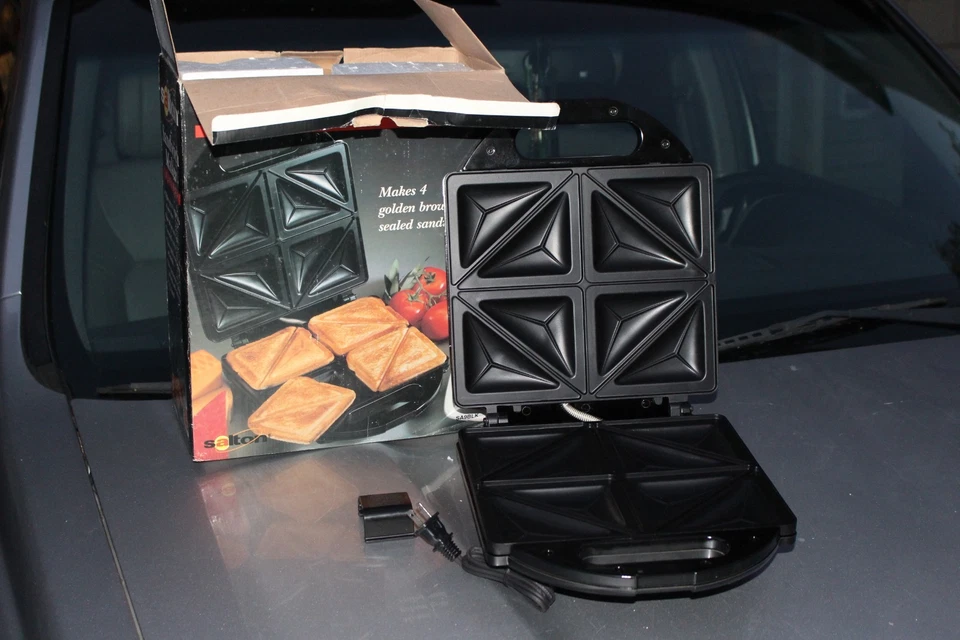 Salton Sandwich Maker Model SA8BLK Makes 2 sandwiches at once! - Image 4 of 4