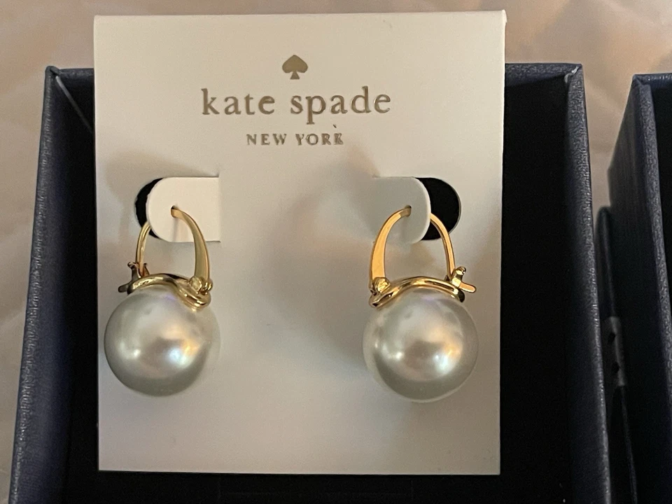 2 pares de brincos Kate Spade pérola branca falsa e pérola de prata com caixas - Imagem 4 de 4