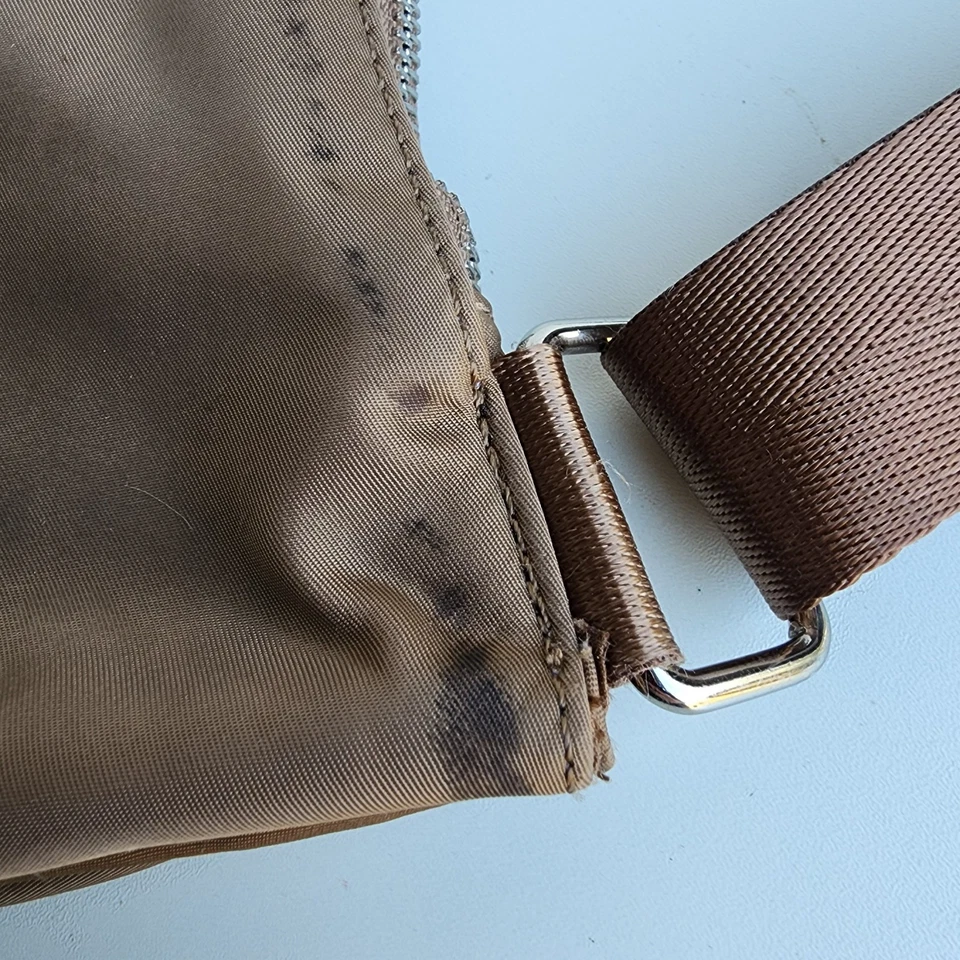 Bolso Bandolera Slouchy Satinado Para Mujer Marrón Tostado Negro Tiangle Cremallera Mochila Foto 4 de 4