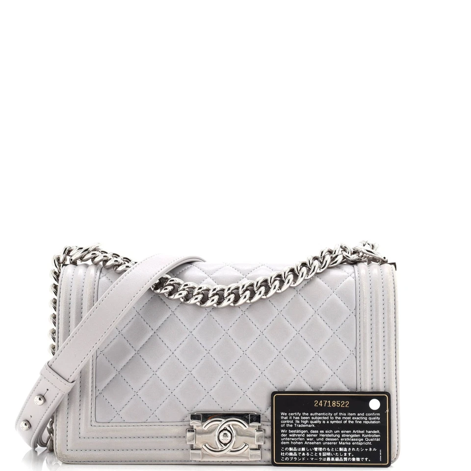 Bolso Chanel Boy con solapa acolchado piel de becerro viejo mediano Foto 2 de 4