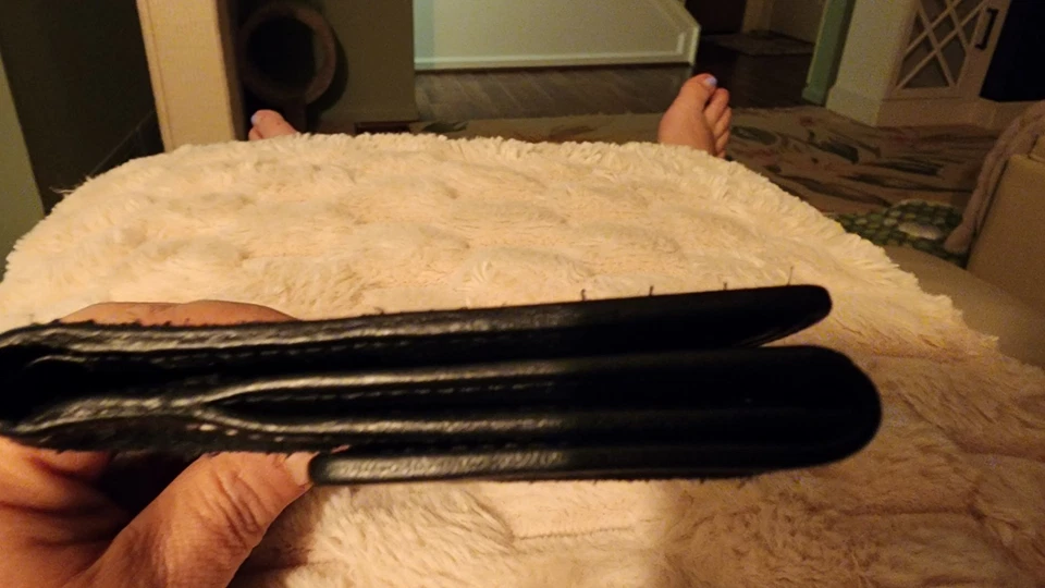 Cartera plegable Loewe de gamuza negra con logotipo de anagrama en relieve usada Foto 3 de 4