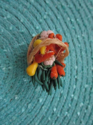 Vintage Dollhouse Miniature Vegetable Basket Cutting Board Soup Pot GUC Damage - Picture 14 of 20