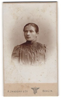 Fotografie A. Jandorf & Co., Berlin, Spittelmarkt 16, Junge Frau in dunklem Kle 