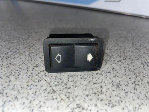 BMW 5 Touring E39 Schalter für Fensterheber hinten links 8368974 3.00 33756245