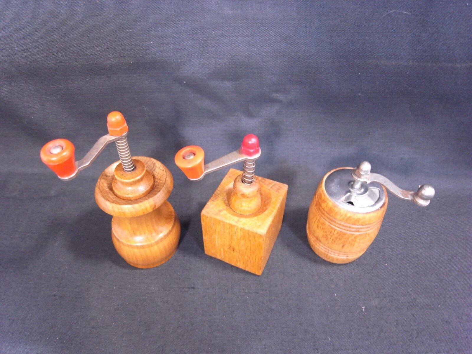 Ancienne salière poivrière en verre moulé, années 60