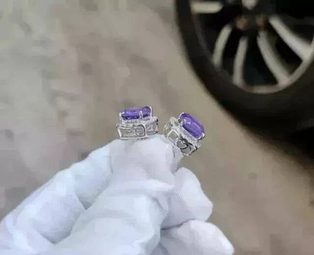 Aretes de amatista moissanita corte cojín de 2 quilates enchapados en oro blanco de 14 quilates Foto 2 de 4