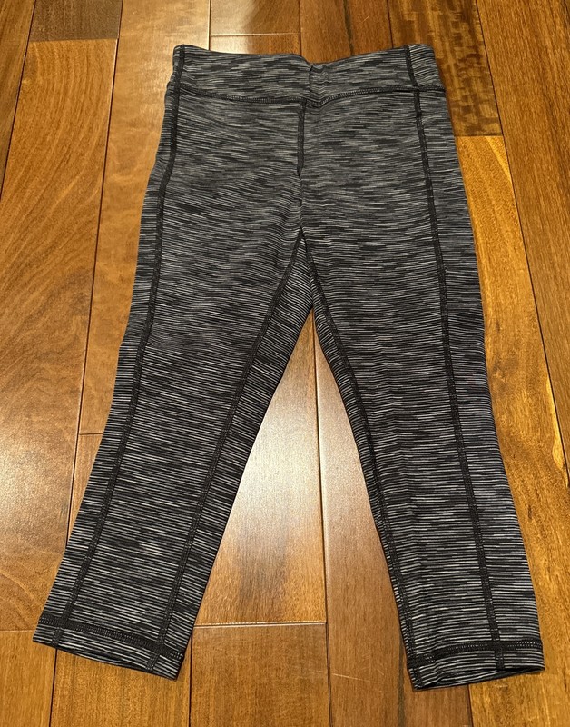 Athleta Girl Youth Gray/Black Capri Leggings Size S (7) EUC