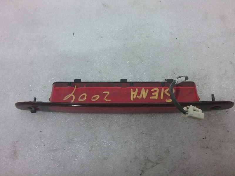 Tercera luz de freno Toyota Sienna S-75M 2004 Foto 2 de 4