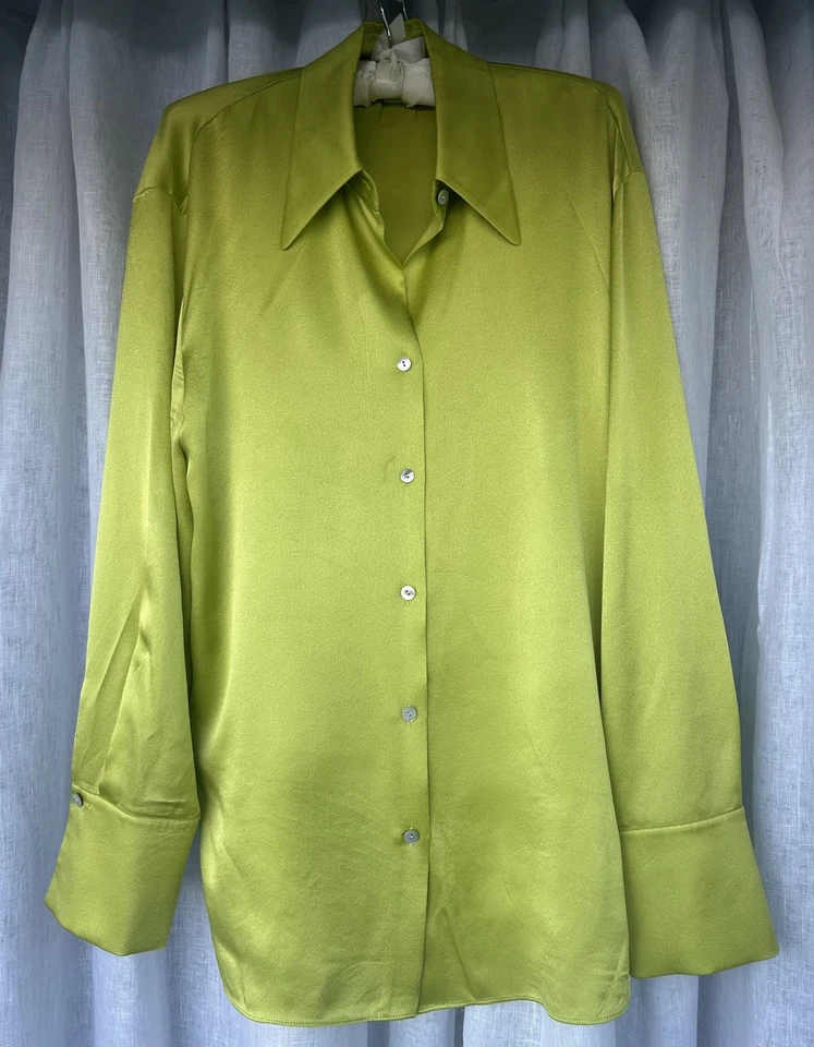 PreLoved Elegante Camisa Vince Silk Charmeuse en un Vibrante Cactus-Verde Lima Talla L  Foto 2 de 4