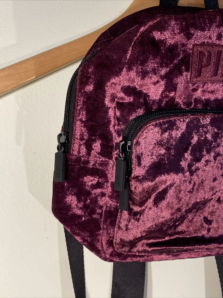 NUEVO CON ETIQUETAS ROSA Victoria's Secret Púrpura Terciopelo Mini Mochila Bolsillo Logo Nuevo Y2K Foto 3 de 4