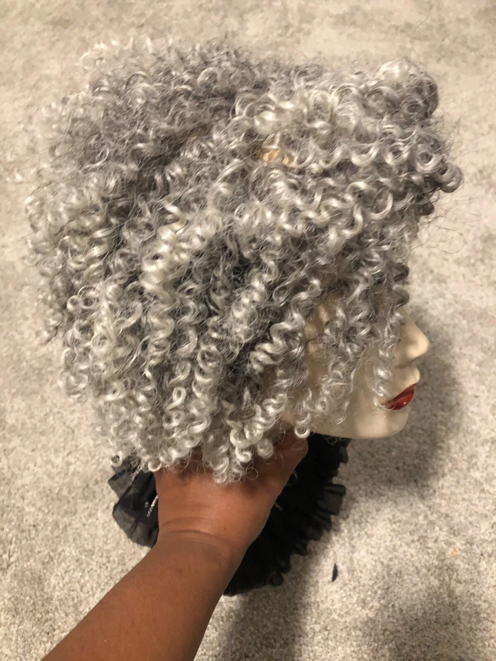 Peluca gris rizada corta de 12 pulgadas - Gorra completa de cabello frontal de encaje sintético estilo afro Foto 2 de 3