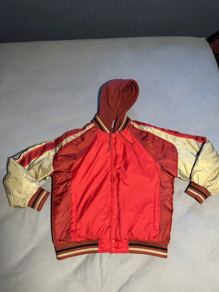 Jaqueta Supreme Stadium com Capuz Vermelha/Dourada SS24 Tamanho M - Usado - Imagem 2 de 3