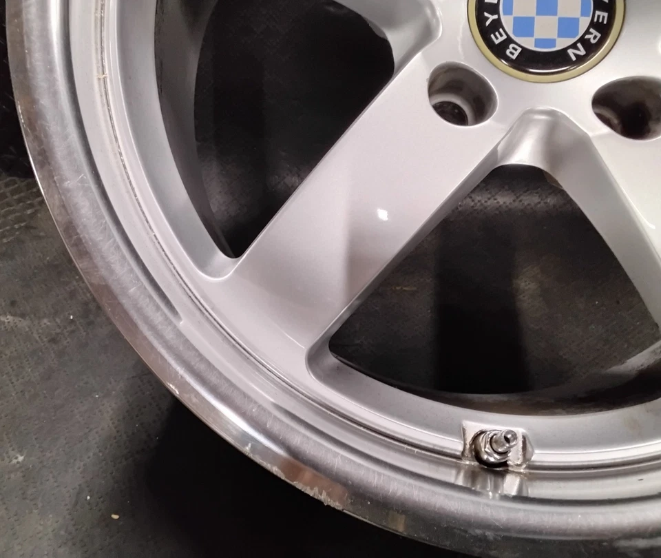 Llanta BMW Serie 5 Beyern 17x8 RAPP 5 radios tracción trasera plateada con borde pulido Foto 4 de 4