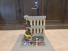 LEGO Creator Expert: Grand Emporium (10211 (Complete w/Manuals and Minifigs)