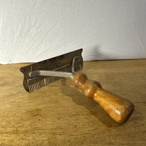 Stone Mfg. Co. Horse Curry Comb K.C. MO. Wooden Handle Vintage