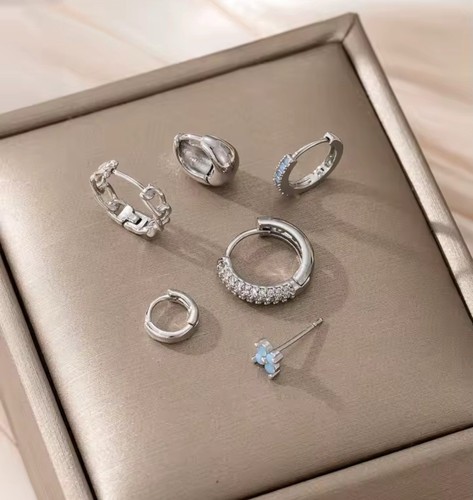 Helix Cartilage Tragus Ear Stud Piercing Bars CZ Diamante Silver Heart Star Moon - Picture 2 of 5
