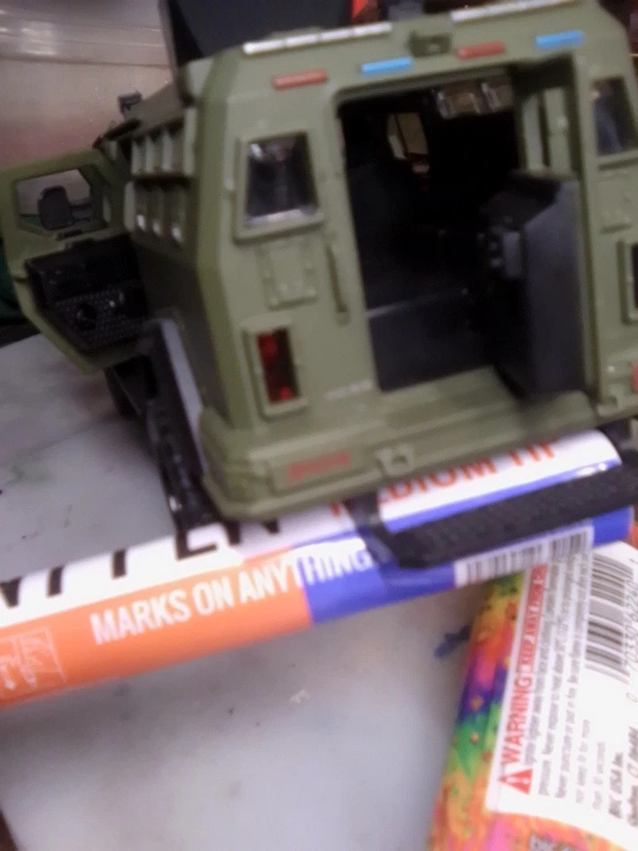 Vehículo militar nuevo con estante. Escala 1/32, sin caja, 7 pulgadas de largo 2,5 de ancho Foto 4 de 4