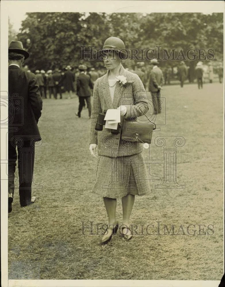 1930 年プレスフォト Mrs. H.C. phipps attends the race at Belmont Park, Long Island - 画像1/2