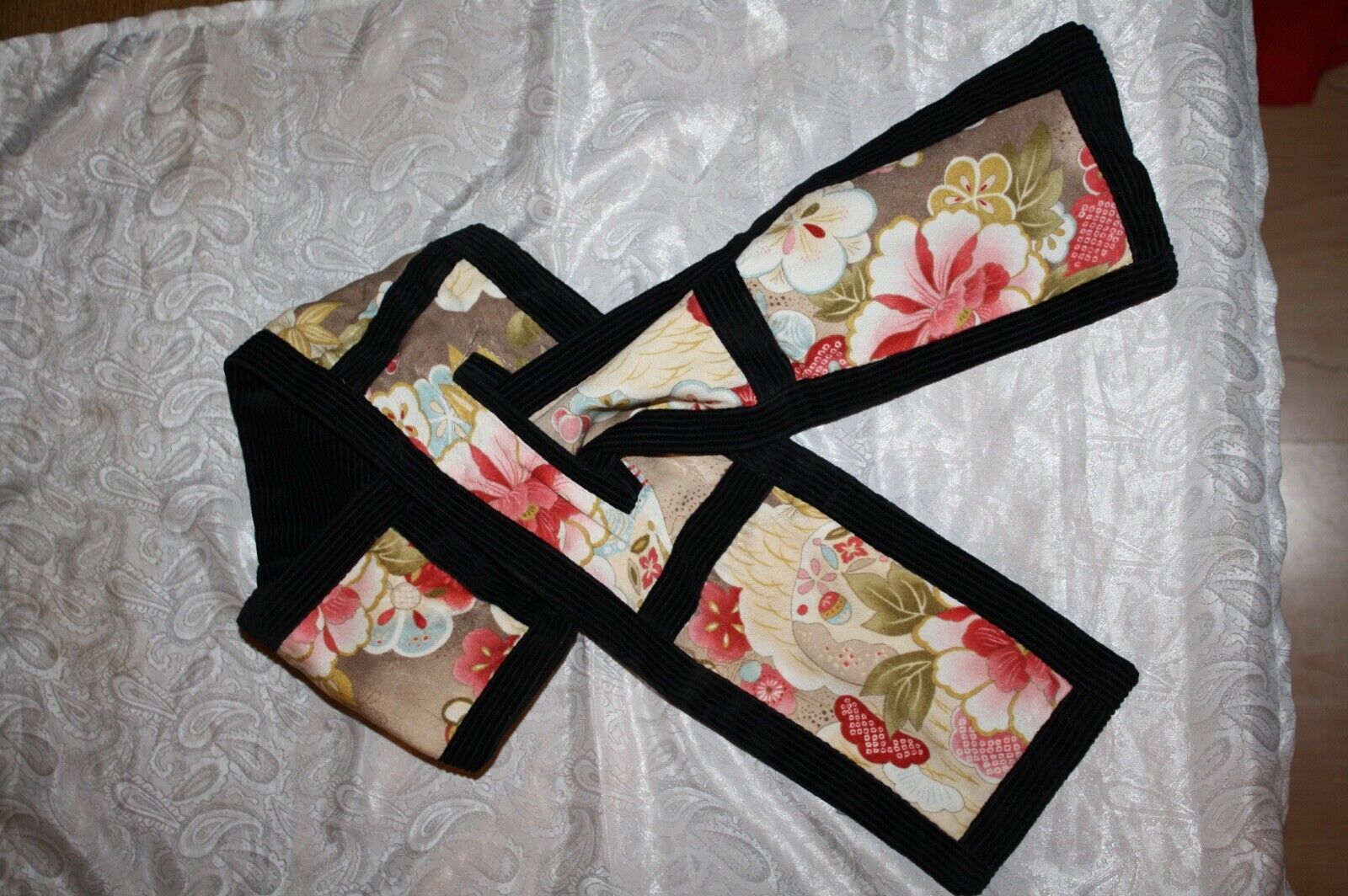 Kimono Halstuch Schal aus Japan mit traditioneller Blumen Muster m. originalbox