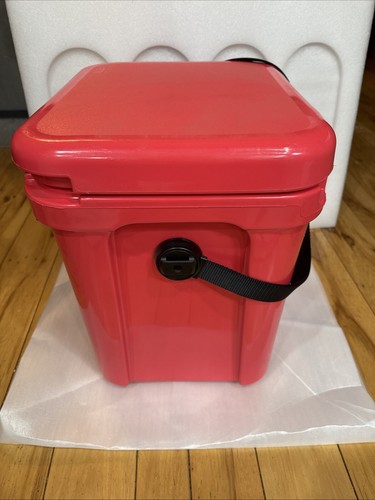 YETI Roadie 24 Cooler - Bimini Pink - Limited Color New - Picture 5 of 10